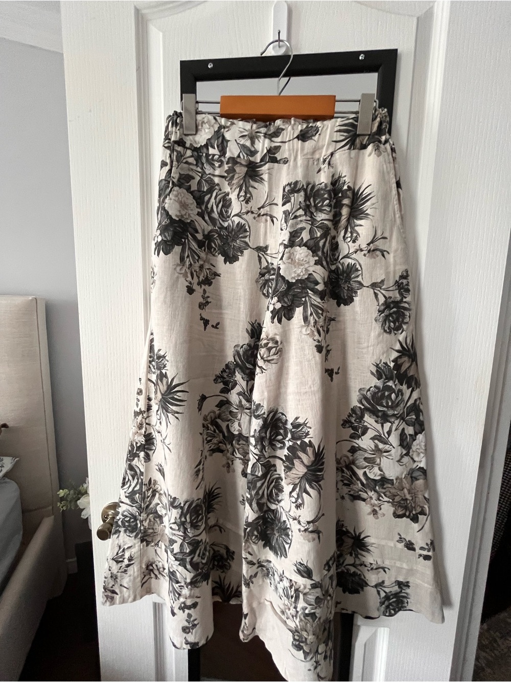 Made in Italy linen flower crop pants